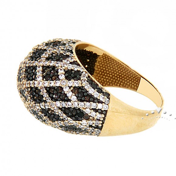 Μοντέρνο δαχτυλίδι χρυσό με πέτρες ζιργκόν.