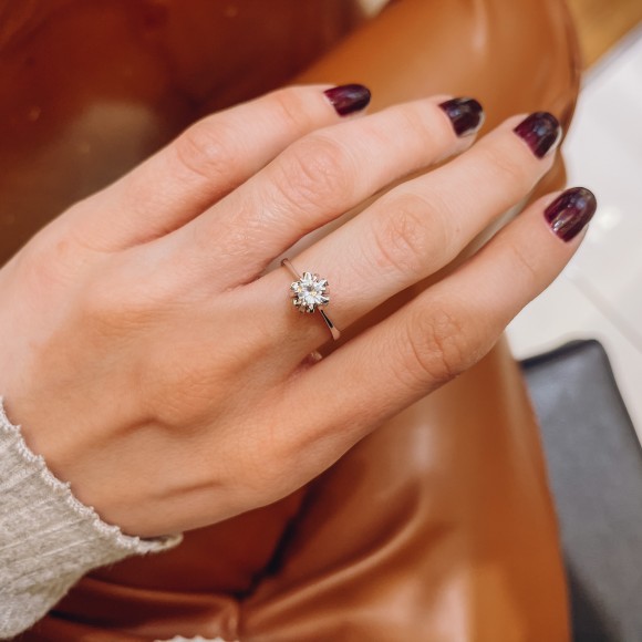 Μονόπετρο δαχτυλίδι κλασικό λευκόχρυσο 18 καρατίων