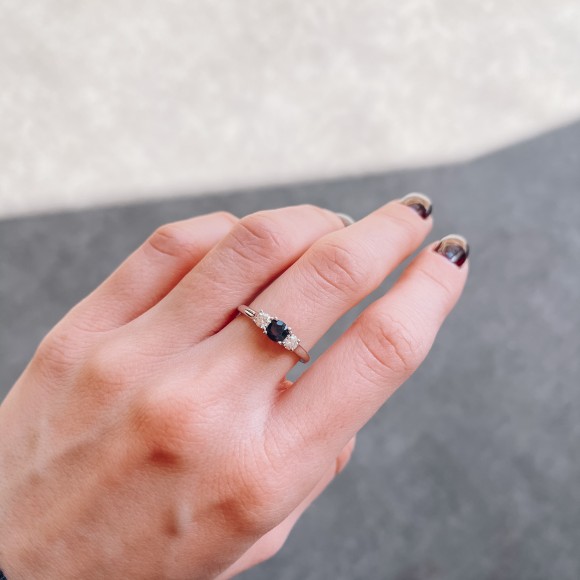 Δαχτυλίδι τρίπετρο με μπλε ζαφείρι(0.52ct)