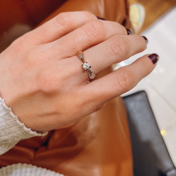 Μονόπετρο δαχτυλίδι μοντέρνο δίχρωμο από ροζ και λευκό χρυσό 14 καρατίων