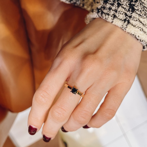 Δαχτυλίδι μονόπετρο με μαύρο διαμάντι βάρους 0.55ct, σε ροζ χρυσό 18 καρατίων.