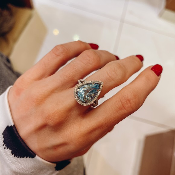 Ροζέτα Blue Topaz με πλαϊνές πέτρες