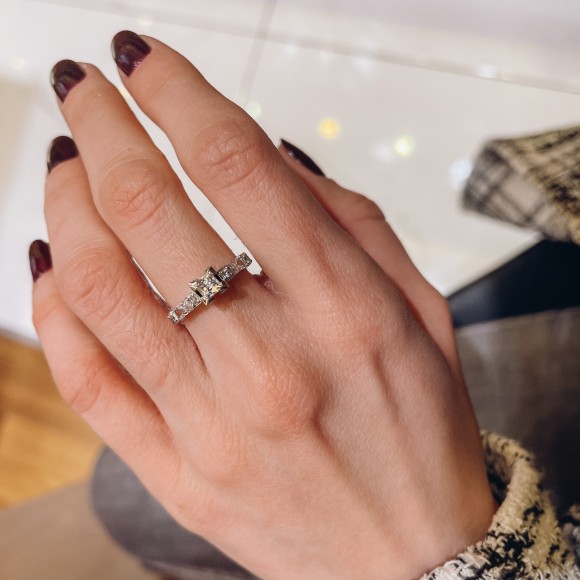 Δαχτυλίδι μονόπετρο λευκόχρυσο με πέτρες κοπής princess και Baguettes