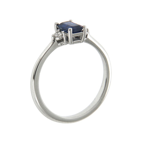 Δαχτυλίδι τρίπετρο με μπλε ζαφείρι(0,71ct)