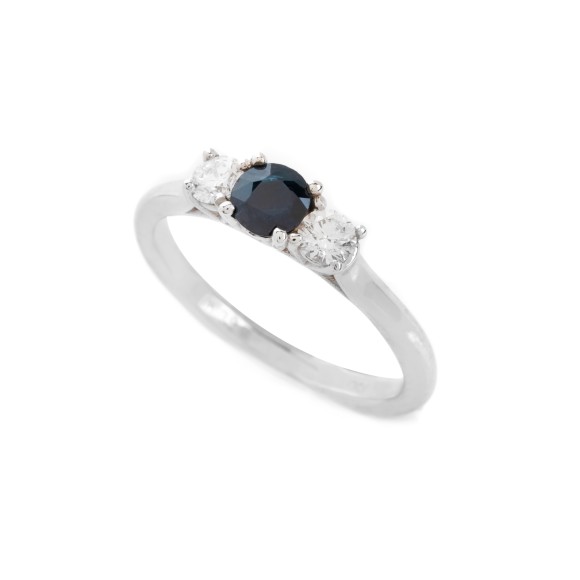 Δαχτυλίδι τρίπετρο με μπλε ζαφείρι(0.52ct)
