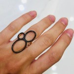 Μοντέρνο δαχτυλίδι, με μαύρες πέτρες, από ροζ χρυσό