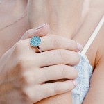 Δαχτυλίδι μοντέρνο με γαλάζιες πέτρες