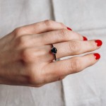 Μονόπετρο δαχτυλίδι μοντέρνο από ροζ χρυσό με μαύρο ζιργκόν 14 καρατίων