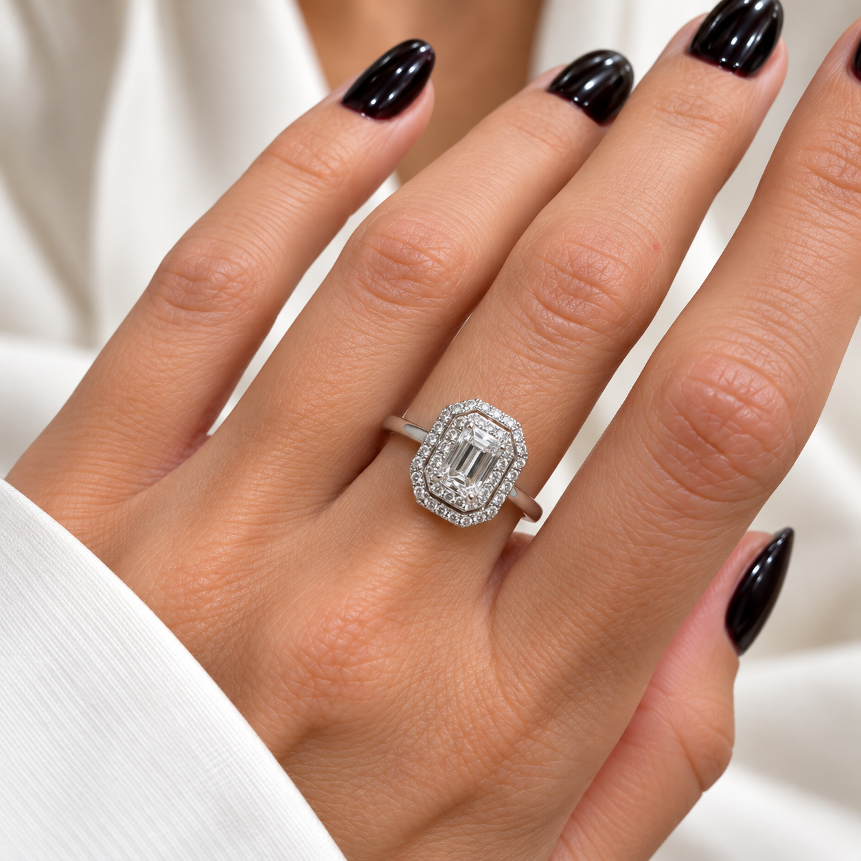 Δαχτυλίδι emerald cut center ροζέτα 0.70ct